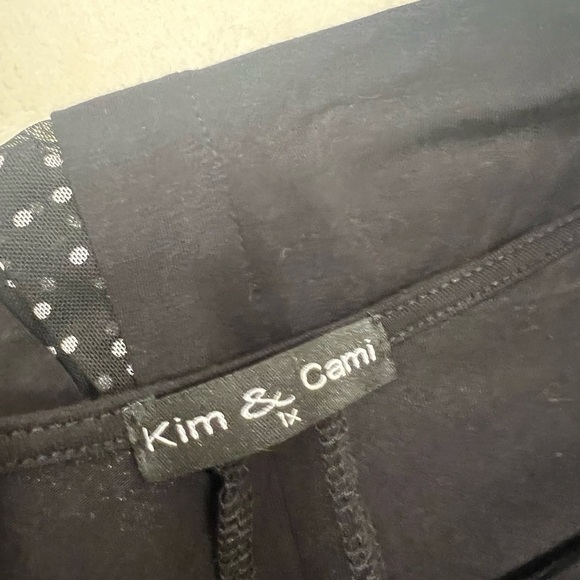 Kim&Cami black top with polkadot details on back size 1X - Picture 7 of 8